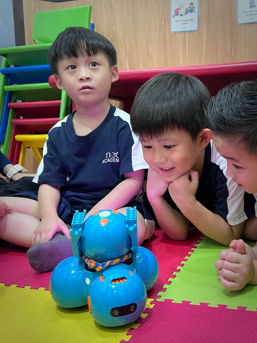 Main robot, belajar logika