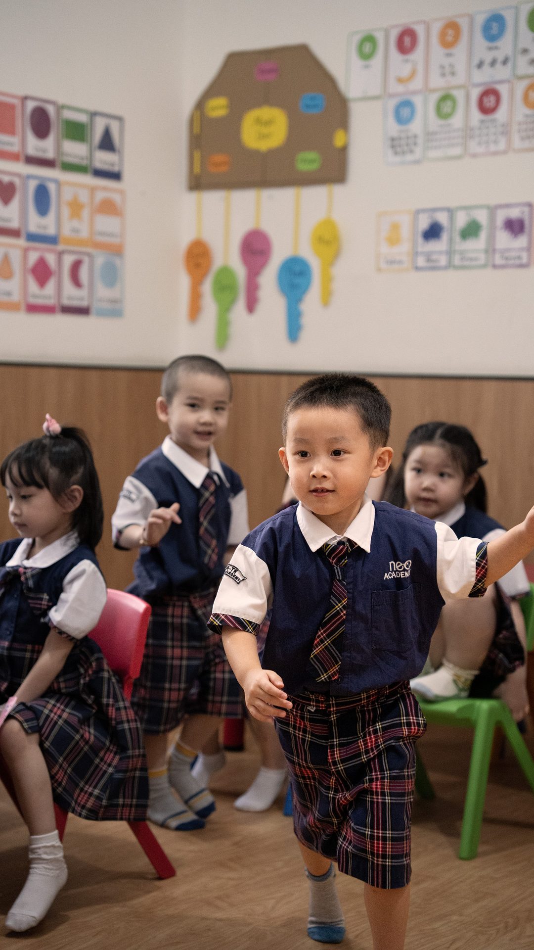 Anak-anak sedang bermain dan belajar di Neo Academy Preschool